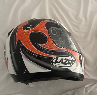 Casco de moto LAZER blanco y naranja