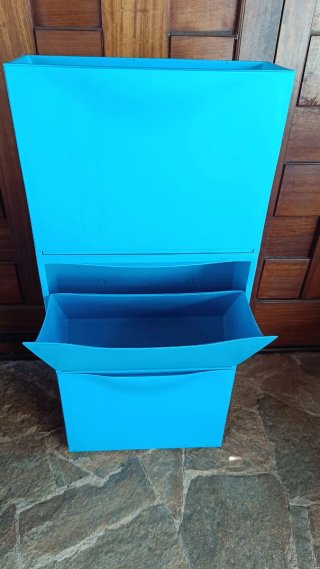 Zapatero azul de plástico