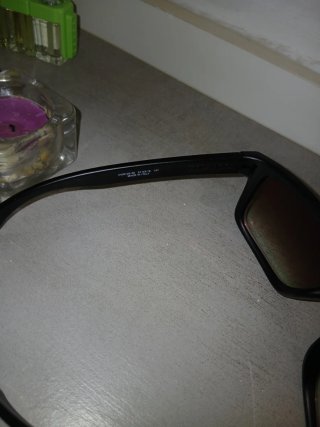 Gafas de sol negras y rojas oakley polarizadas