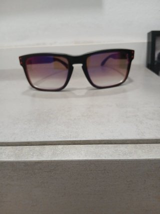 Gafas de sol negras y rojas oakley polarizadas