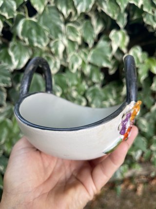 Cesta de cerámica con flores