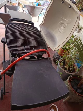 Barbacoa Weber portátil beige y negra