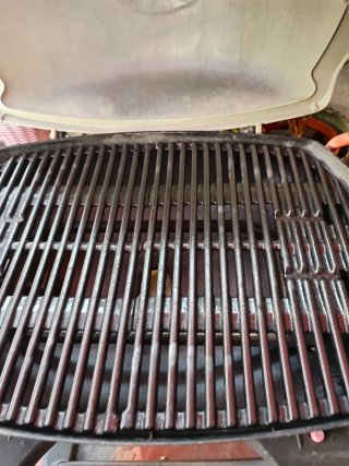 Barbacoa Weber portátil beige y negra