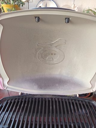 Barbacoa Weber portátil beige y negra