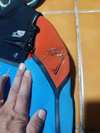 Traje de neopreno O'Neill azul y rojo