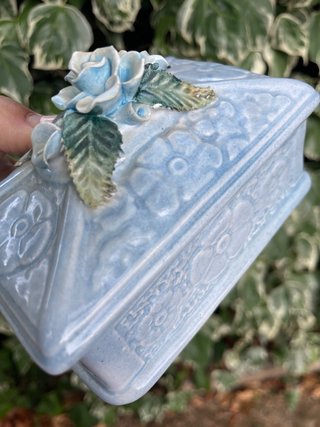 Caja de cerámica decorada con flor