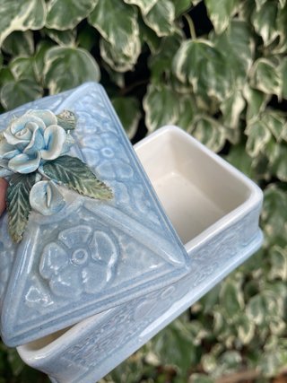 Caja de cerámica decorada con flor