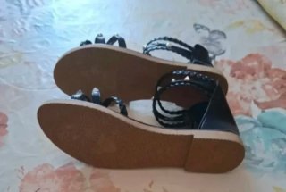 Sandalias negras con tachuelas plateadas