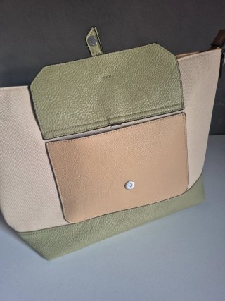 Bolso de mano beige y verde