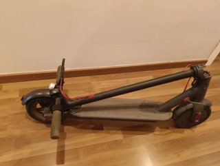 Patinete eléctrico gris