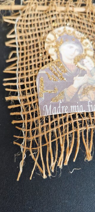 Quadro fatto a mano con spago e Madonna