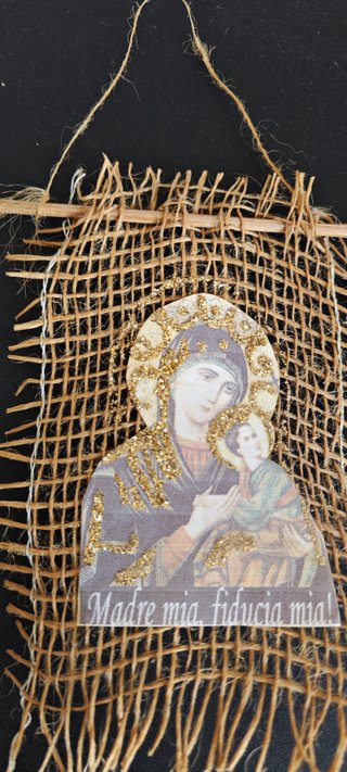 Quadro fatto a mano con spago e Madonna