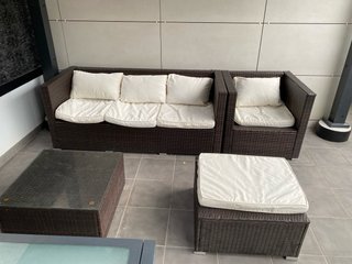 Sofá de terraza y mesa de centro