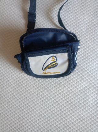 Riñonera azul y blanca con diseño náutico
