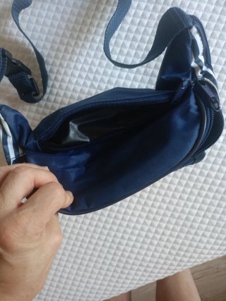 Riñonera azul y blanca con diseño náutico