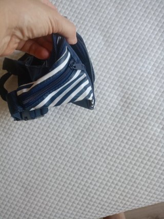 Riñonera azul y blanca con diseño náutico