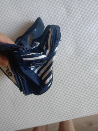 Riñonera azul y blanca con diseño náutico