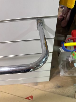Barra cromada para panel de tienda