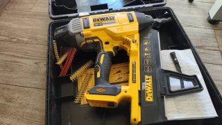 Clavadora Dewalt XR Brushless 18V