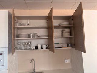 Cocina modular blanca y madera
