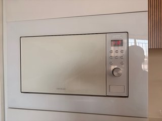 Cocina modular blanca y madera