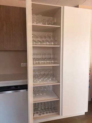Cocina modular blanca y madera