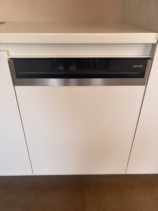 Cocina modular blanca y madera