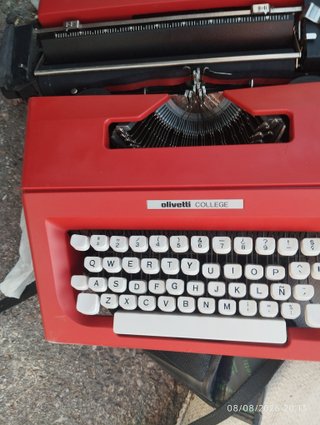 Máquina de escribir Olivetti College Roja