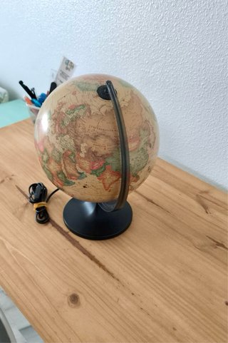 Globo terráqueo con luz