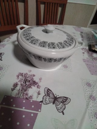 Sopera de porcelana con tapa