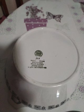 Sopera de porcelana con tapa
