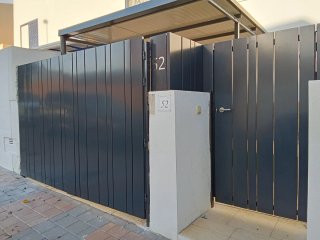 Vallado sobre muro y puertas modelo cliente.