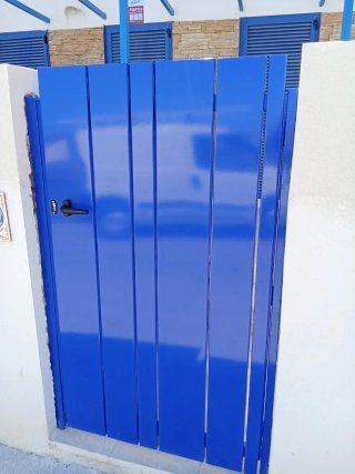 Vallado sobre muro y puertas modelo cliente.