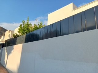 Vallado sobre muro y puertas modelo cliente.