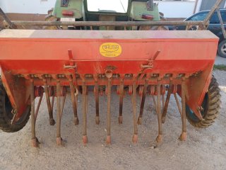 Sembradora agrícola roja