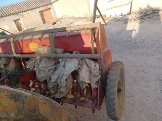 Sembradora agrícola roja
