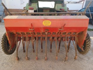 Sembradora agrícola roja