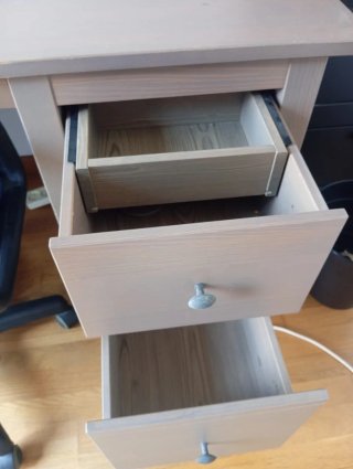 Escritorio y estantería de madera