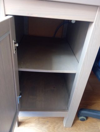 Escritorio y estantería de madera