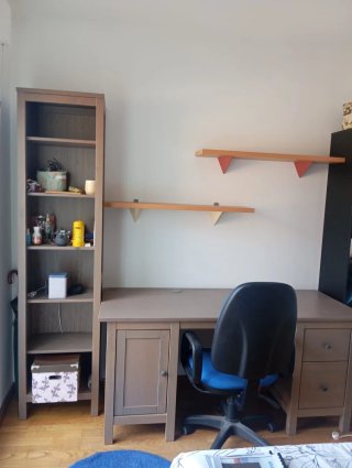 Escritorio y estantería de madera