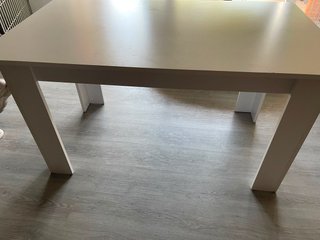 Mesa de comedor blanca de madera
