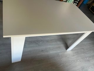 Mesa de comedor blanca de madera