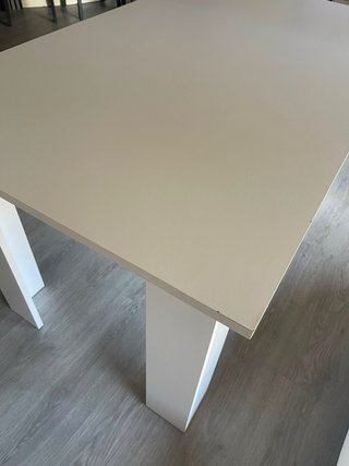 Mesa de comedor blanca de madera