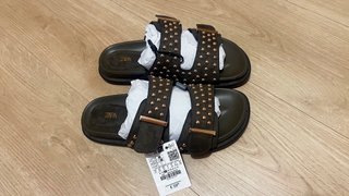 Sandalias Zara tachuelas verde y dorado