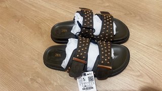 Sandalias Zara tachuelas verde y dorado