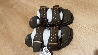 Sandalias Zara tachuelas verde y dorado