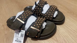 Sandalias Zara tachuelas verde y dorado