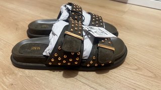 Sandalias Zara tachuelas verde y dorado
