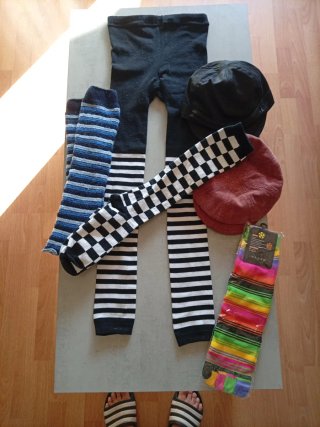 Calcetines, leotardos y gorras varios