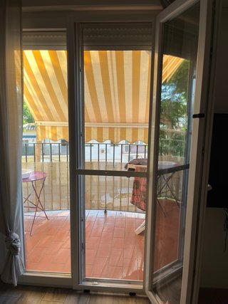Puerta mosquitera con ruedas